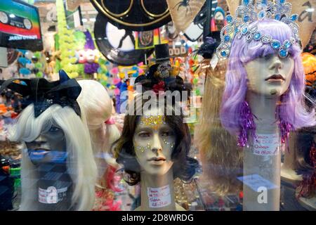 São Paulo, São Paulo, Brésil. 31 octobre 2020. Zombies, vampires, sorcières et autres monstruosités: Les fêtes traditionnelles d'Halloween qui remplissent la ville de São Paulo créatures bizarres commencent maintenant en octobre au Brésil. Les gens ont surpeuplé les magasins populaires commerce São Paulo à la recherche de costumes et de décorations d'Halloween le samedi, 31. Crédit : Cris Faga/ZUMA Wire/Alay Live News Banque D'Images