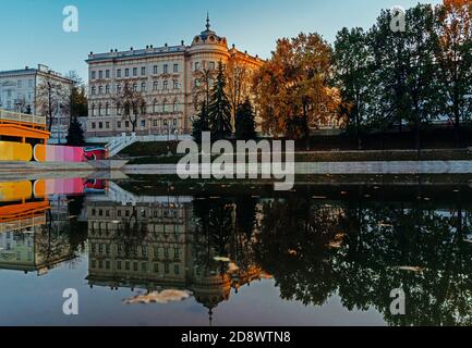 Le passage d'Alexandrovsky ou d'Alexandre se reflète dans l'eau. Vue depuis le parc Black Lake. Kazan Evening paysage urbain, République de Tatarstan, Russie. Banque D'Images