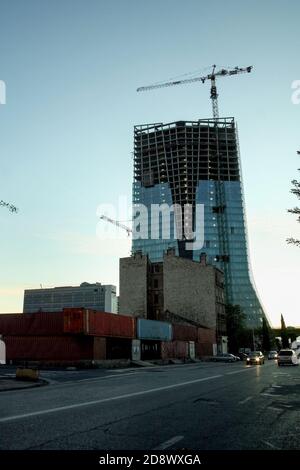 MARSEILLE, FRANCE - 22 NOVEMBRE 2008 : site de construction de la tour CGM Tour CMA à côté d'une capacité de stockage de conteneurs. Cette tour est le bus financier Banque D'Images