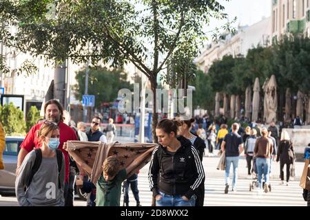 BELGRADE, SERBIE - 10 OCTOBRE 2020 : famille, mère, femme et son fils, garçon, marchant, portant un masque de protection, une seule personne Banque D'Images