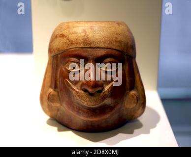 Portrait de vaisseau Huaco représentant une figure d'élite (1-800 AD). Poterie. Culture Mochica, Pérou. Musée des cultures du monde, Barcelone. Espagne. Banque D'Images