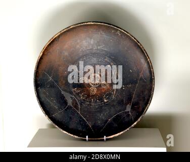 Bol noir brillant. Atelier Roses. (cent. 4e-3e av. J.-C.) Poterie grecque. Roue fabriquée. Musée archéologique de Cabrera de Mar. De Catalogne. Banque D'Images