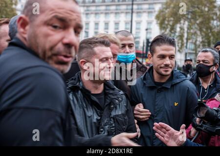 Tommy Robinson apparaît à l'hebdomadaire Speakers Corner à Hyde Park pour parler avec Hatun Tash après qu'elle ait été attaquée le mois dernier par un passant inconnu. Banque D'Images