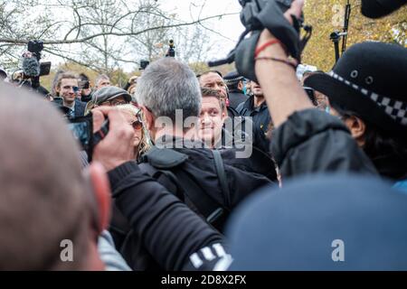 Tommy Robinson apparaît à l'hebdomadaire Speakers Corner à Hyde Park pour parler avec Hatun Tash après qu'elle ait été attaquée le mois dernier par un passant inconnu. Banque D'Images