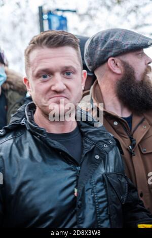Tommy Robinson apparaît à l'hebdomadaire Speakers Corner à Hyde Park pour parler avec Hatun Tash après qu'elle ait été attaquée le mois dernier par un passant inconnu. Banque D'Images