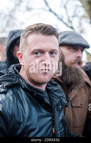 Tommy Robinson apparaît à l'hebdomadaire Speakers Corner à Hyde Park pour parler avec Hatun Tash après qu'elle ait été attaquée le mois dernier par un passant inconnu. Banque D'Images