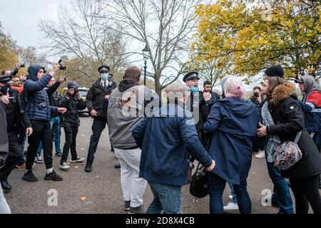 Tommy Robinson apparaît à l'hebdomadaire Speakers Corner à Hyde Park pour parler avec Hatun Tash après qu'elle ait été attaquée le mois dernier par un passant inconnu. Banque D'Images