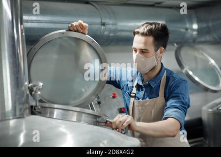 Vérification de la fermentation du produit dans l'usine de fabrication pendant une pandémie de coronavirus Banque D'Images
