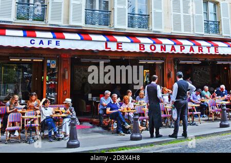 Le café-restaurant Bonaparte, rue Guillaume Apollinaire, Saint-Germain des Prés, quartier Latin, Paris, France Banque D'Images