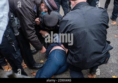 Tommy Robinson apparaît à l'hebdomadaire Speakers Corner à Hyde Park pour parler avec Hatun Tash après qu'elle ait été attaquée le mois dernier par un passant inconnu. Banque D'Images