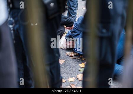 Tommy Robinson apparaît à l'hebdomadaire Speakers Corner à Hyde Park pour parler avec Hatun Tash après qu'elle ait été attaquée le mois dernier par un passant inconnu. Banque D'Images