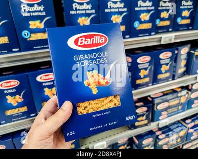 Puilboreau, France - 14 octobre 2020 : gros plan de Man Hand achetant un paquet de pâtes girandoles Barilla en vente au supermarché français Banque D'Images