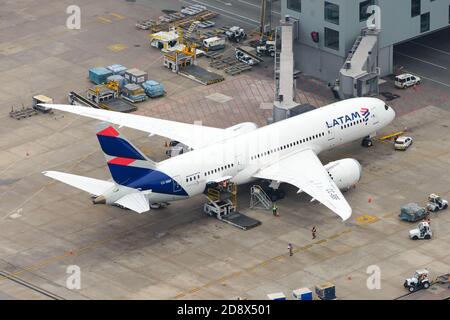 Avion Boeing 787 de LATAM Airlines stationné à l'aéroport de Guarulhos à Sao Paulo, au Brésil. B787 avion Dreamliner de LATAM. Avion 787-8 CC-BBF. Banque D'Images