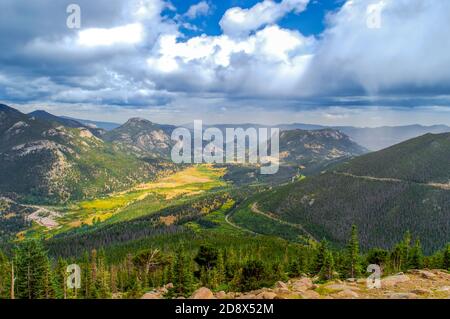 Stormy Valleys dans le parc national des montagnes Rocheuses Banque D'Images