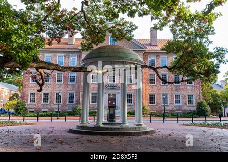 Chapel Hill, NC / USA - 22 octobre 2020 : le vieux puits en face du bâtiment Sud sur le campus de l'Université de Caroline du Nord Banque D'Images