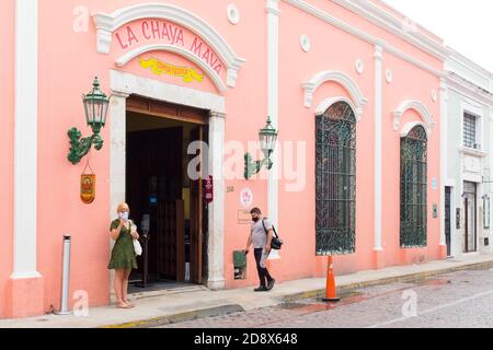 Touriste solitaire devant un restaurant: Dans un centre-ville presque vide de Mérida pendant la pandémie de Covid19, novembre 2020 - de nombreux magasins sont fermés et de nombreuses entreprises sont sorties d'affaires en raison des restrictions du coronavirus. Merida, Yucatan, Mexique Banque D'Images