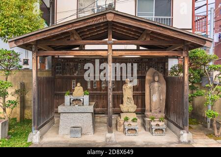 tokyo, japon - octobre 30 2020 : sculptures bouddhistes du moine Kūkai ou Kōbō-Daishi, statue de Kosodate Jizo protégeant les enfants et Bouddha Shaka NY Banque D'Images