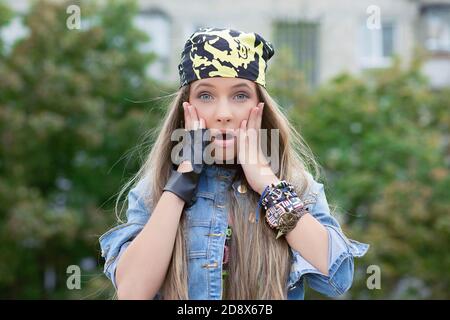 Portrait effrayé choqué adolescent peur jeune femme regardant la caméra arbres verts isolés parc de la ville en arrière-plan. L'émotion humaine fac Banque D'Images