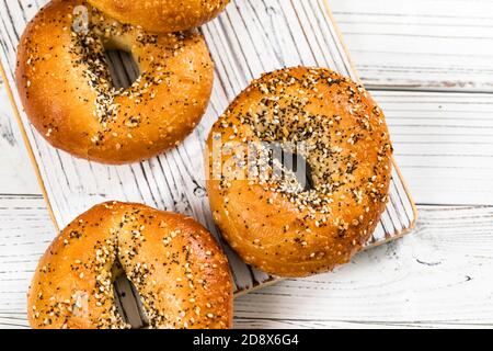 Bagels fraîchement cuits, nappés de graines de sésame, de graines de pavot, d'ail et d'oignon Banque D'Images