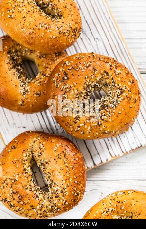 Bagels fraîchement cuits, nappés de graines de sésame, de graines de pavot, d'ail et d'oignon Banque D'Images