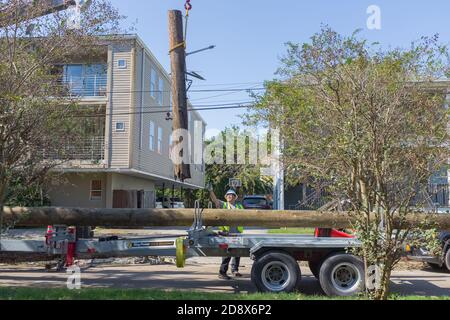 La Nouvelle-Orléans, Louisiane/États-Unis - 10/31/2020: Un travailleur qui reçoit un poteau utilitaire endommagé à la suite de l'ouragan Zeta dans le quartier Uptown Banque D'Images