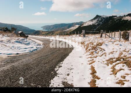 Un déversement rare de neige sur les collines de Port à Canterbury, en Nouvelle-Zélande Banque D'Images