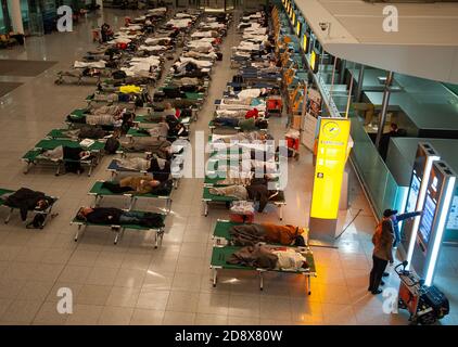 Les passagers dorment sur des lits de camp dans le terminal 2 de l'aéroport de Munich, Bavière, Allemagne, le 18 janvier 2013. De la neige abondante a fermé l'aéroport et a rempli l'a Banque D'Images