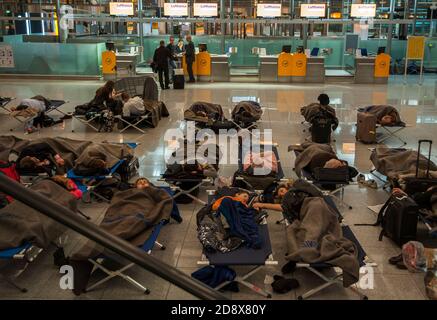 Les passagers dorment sur des lits de camp dans le terminal 2 de l'aéroport de Munich, Bavière, Allemagne, le 18 janvier 2013. De la neige abondante a fermé l'aéroport et a rempli l'a Banque D'Images