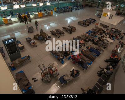 Les passagers dorment sur des lits de camp dans le terminal 2 de l'aéroport de Munich, Bavière, Allemagne, le 18 janvier 2013. De la neige abondante a fermé l'aéroport et a rempli l'a Banque D'Images