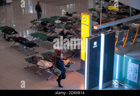 Les passagers dorment sur des lits de camp dans le terminal 2 de l'aéroport de Munich, Bavière, Allemagne, le 18 janvier 2013. De la neige abondante a fermé l'aéroport et a rempli l'a Banque D'Images