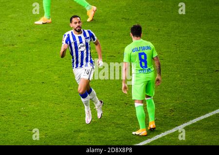 Berlin, Allemagne. 1er novembre 2020. Matheus Cunha (L) de Hertha célèbre son score lors d'un match allemand de Bundesliga entre Hertha BSC et VfL Wolfsburg à Berlin, capitale de l'Allemagne, le 1er novembre 2020. Credit: Kevin Voigt/Xinhua/Alay Live News Banque D'Images