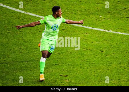 Berlin, Allemagne. 1er novembre 2020. Ridle Bakou, de Wolfsburg, célèbre son score lors d'un match allemand de Bundesliga entre Hertha BSC et VfL Wolfsburg à Berlin, capitale de l'Allemagne, le 1er novembre 2020. Credit: Kevin Voigt/Xinhua/Alay Live News Banque D'Images