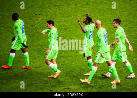 Berlin, Allemagne. 1er novembre 2020. Ridle Bakou (C) de Wolfsburg célèbre son score lors d'un match allemand de Bundesliga entre Hertha BSC et VfL Wolfsburg à Berlin, capitale de l'Allemagne, le 1er novembre 2020. Credit: Kevin Voigt/Xinhua/Alay Live News Banque D'Images