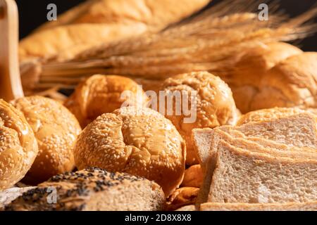 Des pains à la lumière du soleil se ferment le matin. Une variété de boulangerie sur la table. Banque D'Images