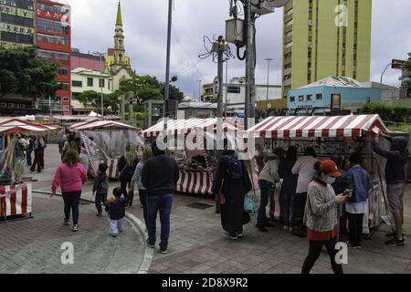 Sao Paulo, Sao Paulo, Brésil. 1er novembre 2020. (INT) Street Fair à Liberdade, Sao Paulo. Le 1er novembre 2020, liberdade, Sao Paulo, Brésil: Grand mouvement de personnes dans une foire de rue appelée‚ â â â"ferinhaâ‚" à Liberdade, Sao Paulo au milieu de la pandémie Covid-19. La foire est principalement la concentration de la nourriture asiatique, des souvenirs et des artefacts et une attraction touristique dans un quartier très peuplé d'Asie.Credit: Leco Viana/Thenews2 Credit: Leco Viana/TheNEWS2/ZUMA Wire/Alay Live News Banque D'Images