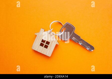 Disposition de porte-clés en forme de maison et de clé . Banque D'Images