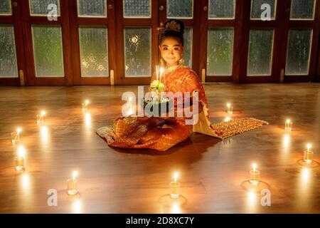 Un portrait d'un jeune étudiant, une femme asiatique portant une robe traditionnelle thaïlandaise pour représenter Noppamas dans la célèbre tradition de Loi Krathong en Thaïlande. Banque D'Images