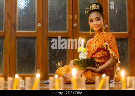 Un portrait d'un jeune étudiant, une femme asiatique portant une robe traditionnelle thaïlandaise pour représenter Noppamas dans la célèbre tradition de Loi Krathong en Thaïlande. Banque D'Images