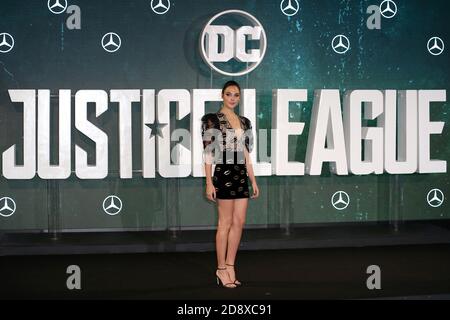 LONDRES, ROYAUME-UNI - 04 novembre 2017 : GAL Gadot participe à la séance photo « Justice League » au College le 4 novembre 2017 à Londres, en Angleterre. Banque D'Images