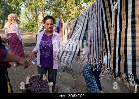 Les Lembatanais sont très riches en produits locaux dans chaque village comme le sarong et le sawl. Prise @Amakaka village, Lewotolok, Lembata, est Nusa Tenggara, Banque D'Images