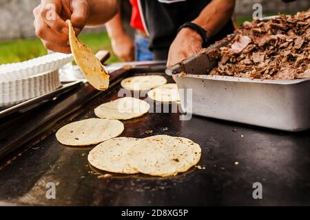 Homme mexicain faisant Tacos al Pastor dans la ville de Mexico Banque D'Images