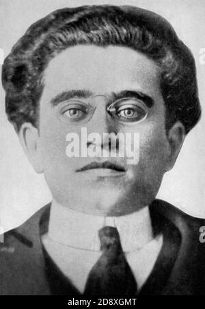 ANTONIO GRAMSCI ( Ales , Oristano 1891 - Roma 1937 ) italien intellectuel , écrivain et communiste - PARTITO COMUNISTA ITALIANO - PCI - POLICO - POLITICIEN - POLITICA - POLITIQUE - lentille - occhiali da vista - collier - colletto - cravate - cravatta ---- Archivio GBB Banque D'Images