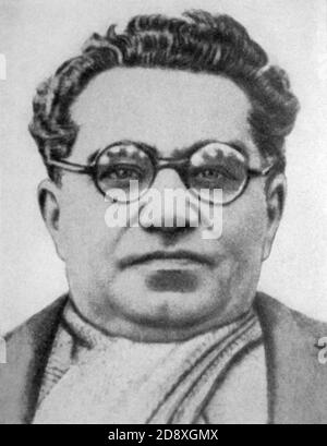 1937 ca : ANTONIO GRAMSCI ( Ales , Oristano 1891 - Roma 1937 ) italien intellectuel , écrivain et communiste - PARTITO COMUNISTA ITALIANO - PCI - POLICO - POLITICIEN - POLITICA - POLITIQUE - lentille - occhiali da vista - HISTOIRE - FOTO STORICHE ---- Archivio GBB Banque D'Images