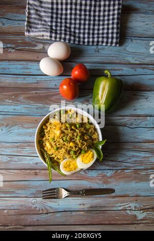 Vue depuis le sommet des nouilles ramen dans un bol Banque D'Images