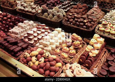 Une grande variété de bonbons et de gâteaux sur présentation de confiserie. Banque D'Images