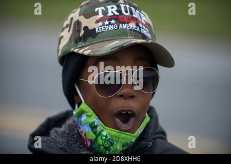 Reading, PA, États-Unis. 31 octobre 2020. Un supporter noir assiste au rassemblement de Trump à Reading, Pennsylvanie, États-Unis. Yuriy Zahvoyskyy / Alamy Live News Banque D'Images