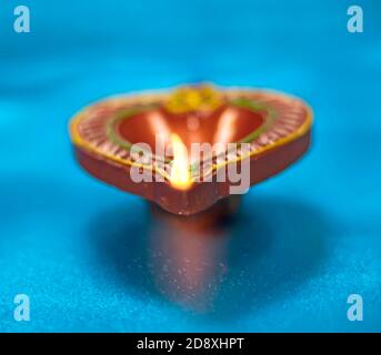 L'argile traditionnelles lampes diya allumé pendant la fête du Diwali Banque D'Images