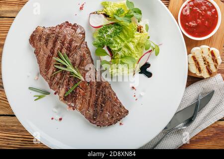 Un steak alternatif au barbecue est servi sur une assiette blanche Banque D'Images