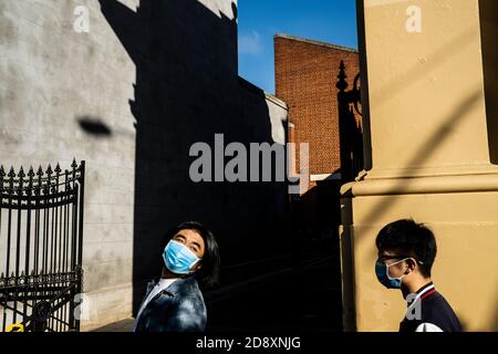 Melbourne, Australie. 1er novembre 2020. Deux amis portant un masque facial comme mesure préventive marchent le long du marché Queen Victoria. Melburniens apprécient le premier week-end de shopping et de beau temps après que les restrictions Covid-19 ont été assouplies. Crédit : SOPA Images Limited/Alamy Live News Banque D'Images