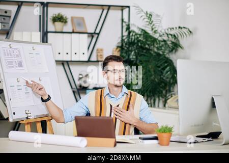 Concepteur d'interface utilisateur ayant une réunion en ligne Banque D'Images